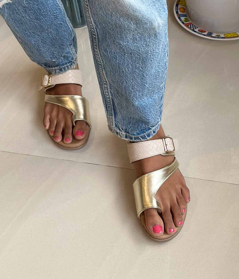 Ortho flat feet sandals with arch support in gold color, featuring a comfortable toe-separator design. Ideal for people with flat feet, plantar fasciitis, or other foot conditions. These sandals provide excellent arch support and cushioning, with a durable and slip-resistant sole. Perfect for everyday wear or summer activities."
